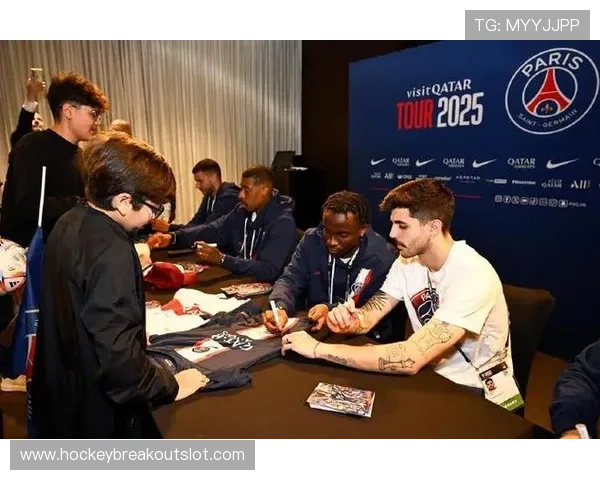 巴黎圣日耳曼球员亲临社区 与球迷互动共度时光 巴黎圣日耳曼球员亲临社区 与球迷互动共度时光