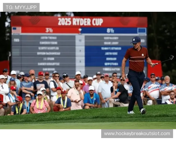 高尔夫莱德杯现场：欧洲队队长与美国队球迷友好互动